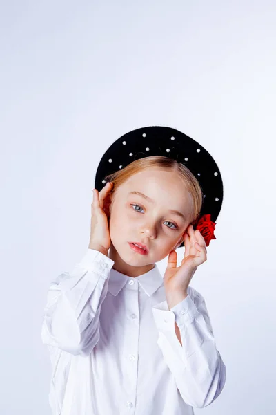 Fünfjähriges Mädchen Mit Schwarzer Baskenmütze Und Formeller Kleidung — Stockfoto