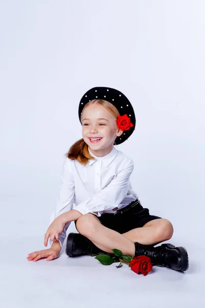 Menina Cinco Anos Uma Boina Preta Roupas Formais — Fotografia de Stock