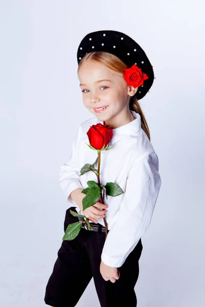 Πεντάχρονο Κορίτσι Μαύρο Μπερέ Και Επίσημα Ρούχα — Φωτογραφία Αρχείου