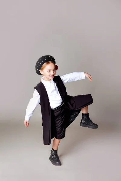 Ятирічна Дівчина Чорному Береті Формальному Одязі — стокове фото