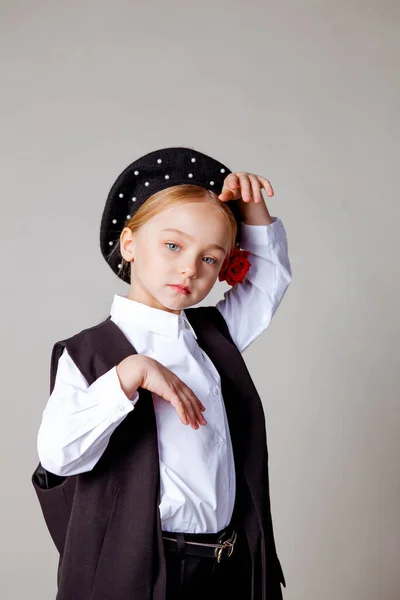 Летняя Девочка Черном Берете Формальной Одежде — стоковое фото