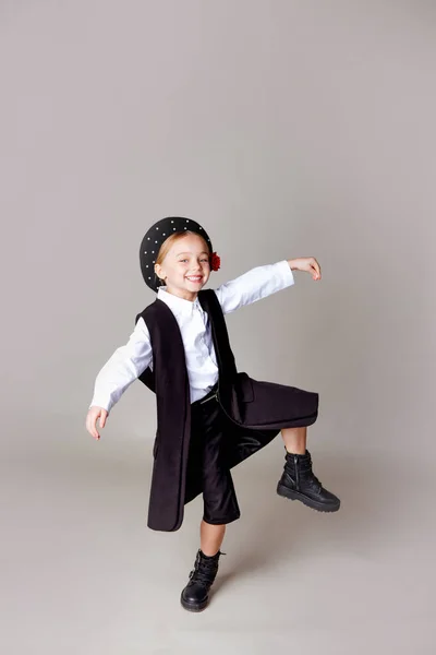 Menina Cinco Anos Uma Boina Preta Roupas Formais — Fotografia de Stock