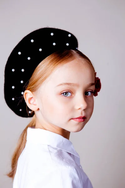 Fünfjähriges Mädchen Mit Schwarzer Baskenmütze Und Formeller Kleidung — Stockfoto