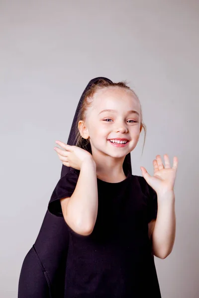 Bonito Menina Preto Espátula — Fotografia de Stock