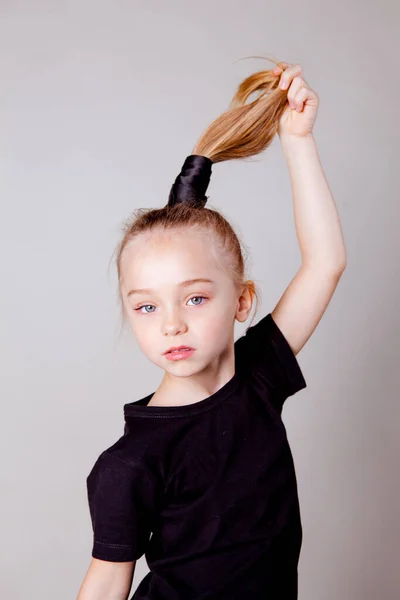 Bonito Menina Preto Espátula — Fotografia de Stock