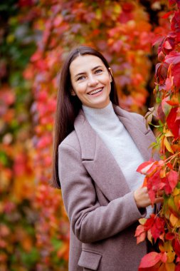 Yeşilliğin arka planında uzun saçlı esmer
