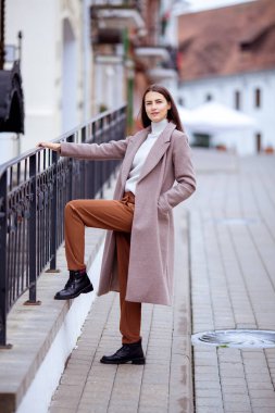 Şehirdeki uzun saçlı esmer kadın.