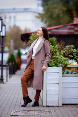 Şehirdeki uzun saçlı esmer kadın.