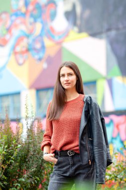 uzun saçlı esmer sokak graffitisinin arka planında