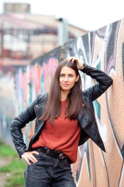 uzun saçlı esmer sokak graffitisinin arka planında