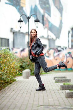 uzun saçlı esmer sokak graffitisinin arka planında