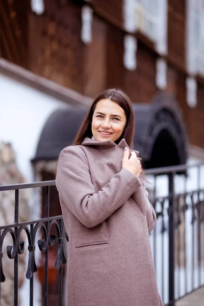 Lange Haren Brunette Buiten Stad — Stockfoto