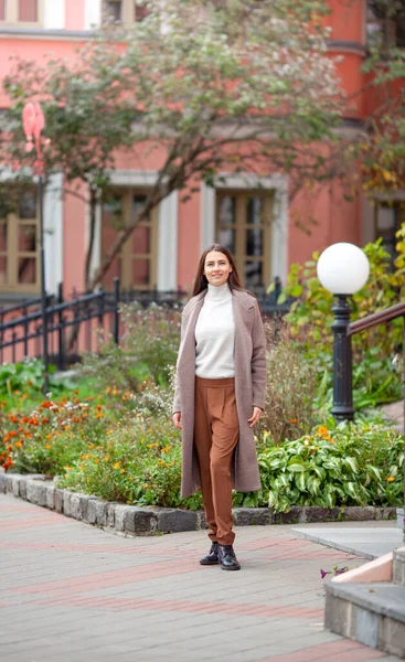 Mooie Langharige Brunette Een Licht Beige Jas Straten Van Oude — Stockfoto