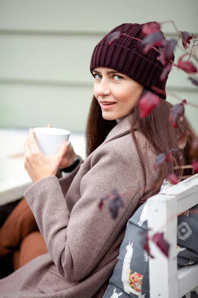 Lang Haar Brunette Drinken Koffie Aan Tafel Van Een Straat — Stockfoto