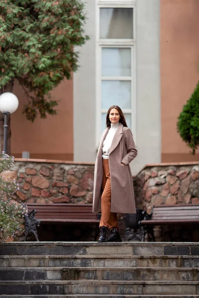 Langharige Brunette Een Licht Beige Jas Straten Van Oude Stad — Stockfoto