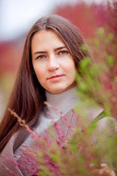 Langharige Brunette Een Licht Beige Vacht Tegen Een Achtergrond Van — Stockfoto