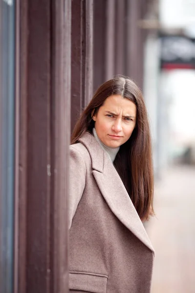 Eski Şehrin Sokaklarında Açık Bej Ceketli Uzun Saçlı Esmer — Stok fotoğraf