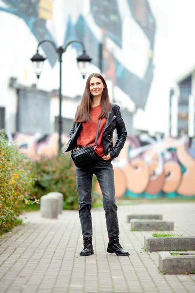 Langharige Brunette Tegen Een Achtergrond Van Straat Graffiti — Stockfoto