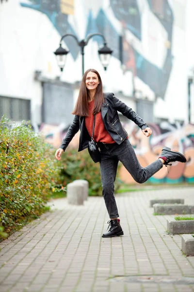 Langharige Brunette Tegen Een Achtergrond Van Straat Graffiti — Stockfoto