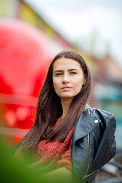 Lange Haren Brunette Een Leren Jas Zit Aan Een Tafel — Stockfoto