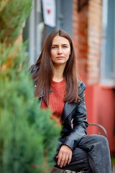 Lange Haren Brunette Lederen Jas Zit Naast Enorme Thujas — Stockfoto