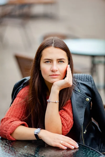 Morena Pelo Largo Una Chaqueta Cuero Sienta Una Mesa — Foto de Stock