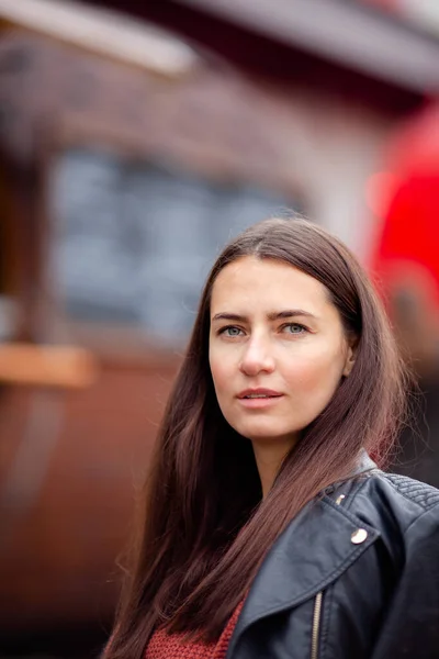 Lange Haren Brunette Een Leren Jas Zit Aan Een Tafel — Stockfoto