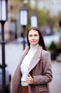 Şehirdeki uzun saçlı esmer kadın.