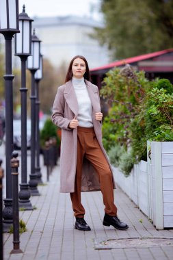 Şehirdeki uzun saçlı esmer kadın.