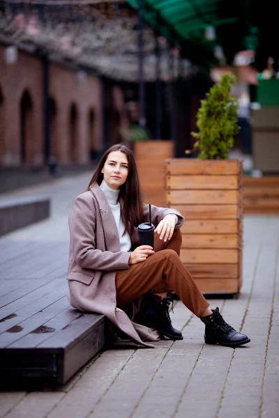 Lange Haren Brunette Zitten Buiten Herfst — Stockfoto