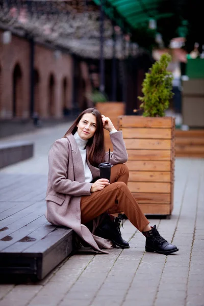 Lange Haren Brunette Zitten Buiten Herfst — Stockfoto