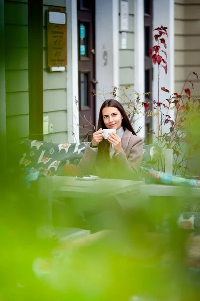 Lang Haar Brunette Drinken Koffie Aan Tafel Van Een Straat — Stockfoto