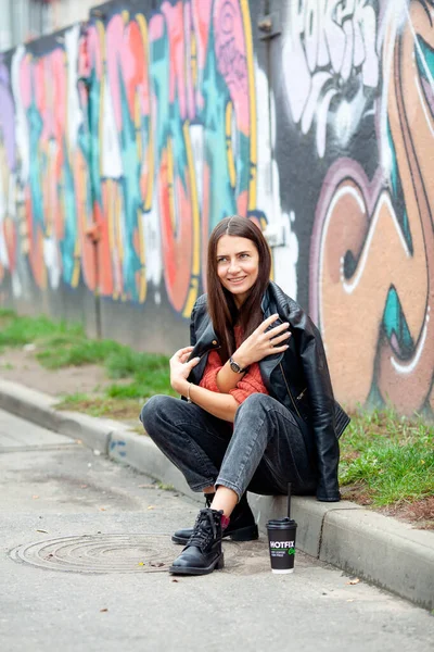 Langharige Brunette Tegen Een Achtergrond Van Straat Graffiti — Stockfoto