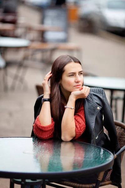 Lange Haren Brunette Een Leren Jas Zit Aan Een Tafel — Stockfoto