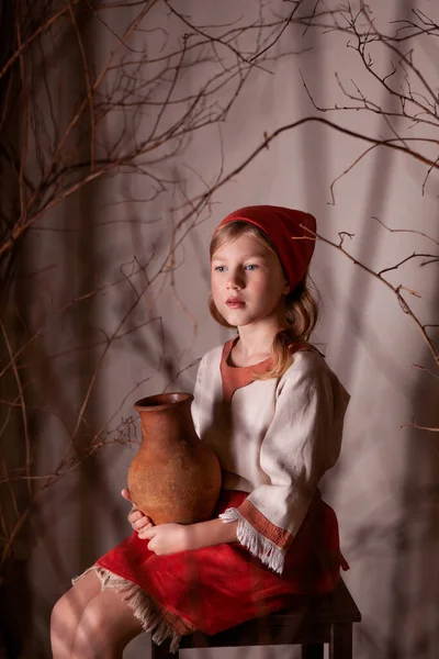 穿着浅色亚麻布衬衫和乡村风格的红围巾的女孩 — 图库照片