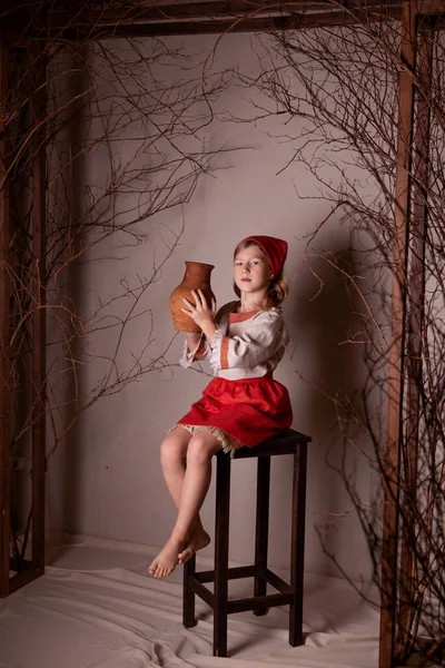 Девушка Светлой Льняной Рубашке Красном Шарфе Деревенском Стиле — стоковое фото