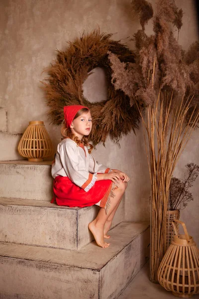 Девушка Светлой Льняной Рубашке Красном Шарфе Деревенском Стиле — стоковое фото