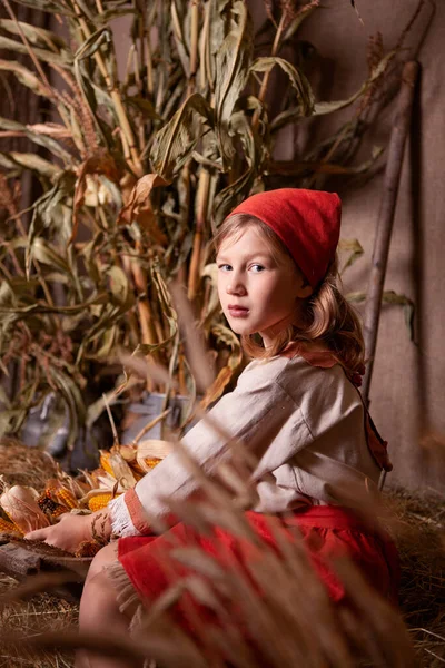 薄手のリネンのシャツを着た女の子と素朴なスタイルの赤いスカーフ — ストック写真