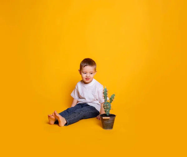 Niño Pequeño Jeans Una Camiseta Blanca Sobre Fondo Amarillo — Foto de Stock