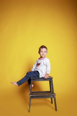 Kotlu küçük bir çocuk ve beyaz bir kazak.