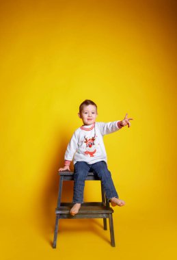 Kotlu küçük bir çocuk ve beyaz bir kazak.