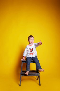 Kotlu küçük bir çocuk ve beyaz bir kazak.