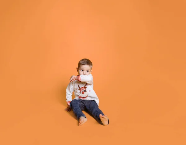 Pequena Criança Jeans Uma Camisola Branca — Fotografia de Stock