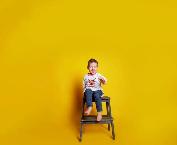 Pequena Criança Jeans Uma Camisola Branca — Fotografia de Stock