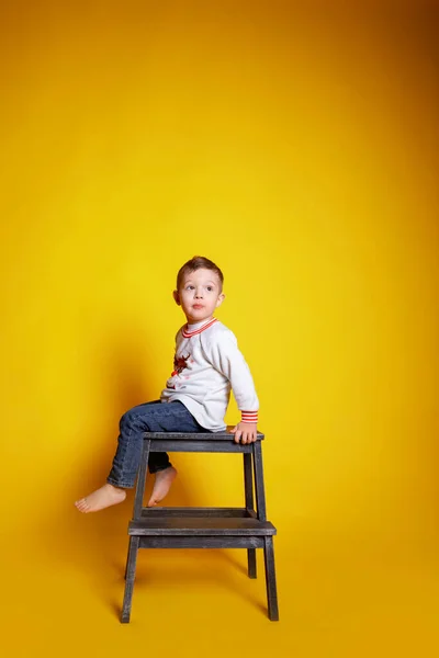 Pequena Criança Jeans Uma Camisola Branca — Fotografia de Stock