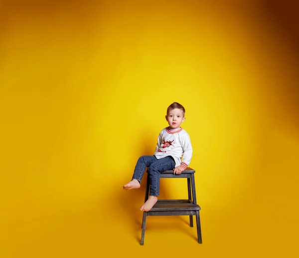 Pequena Criança Jeans Uma Camisola Branca — Fotografia de Stock