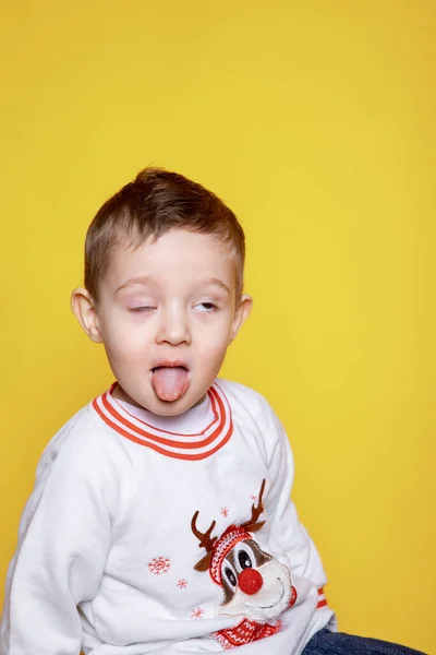 Niño Pequeño Jeans Suéter Blanco — Foto de Stock