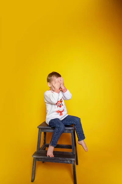 Pequena Criança Jeans Uma Camisola Branca — Fotografia de Stock