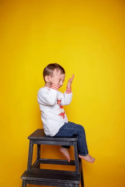 Pequena Criança Jeans Uma Camisola Branca — Fotografia de Stock