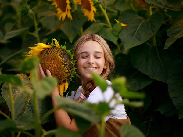 Menina Adolescente Campo Girassóis — Fotografia de Stock